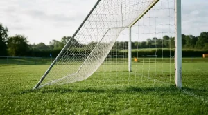 Fußballtor mit straffem Netz aus der Perspektive des Spielfelds